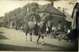 F5808 Ringsteken te paard 1933